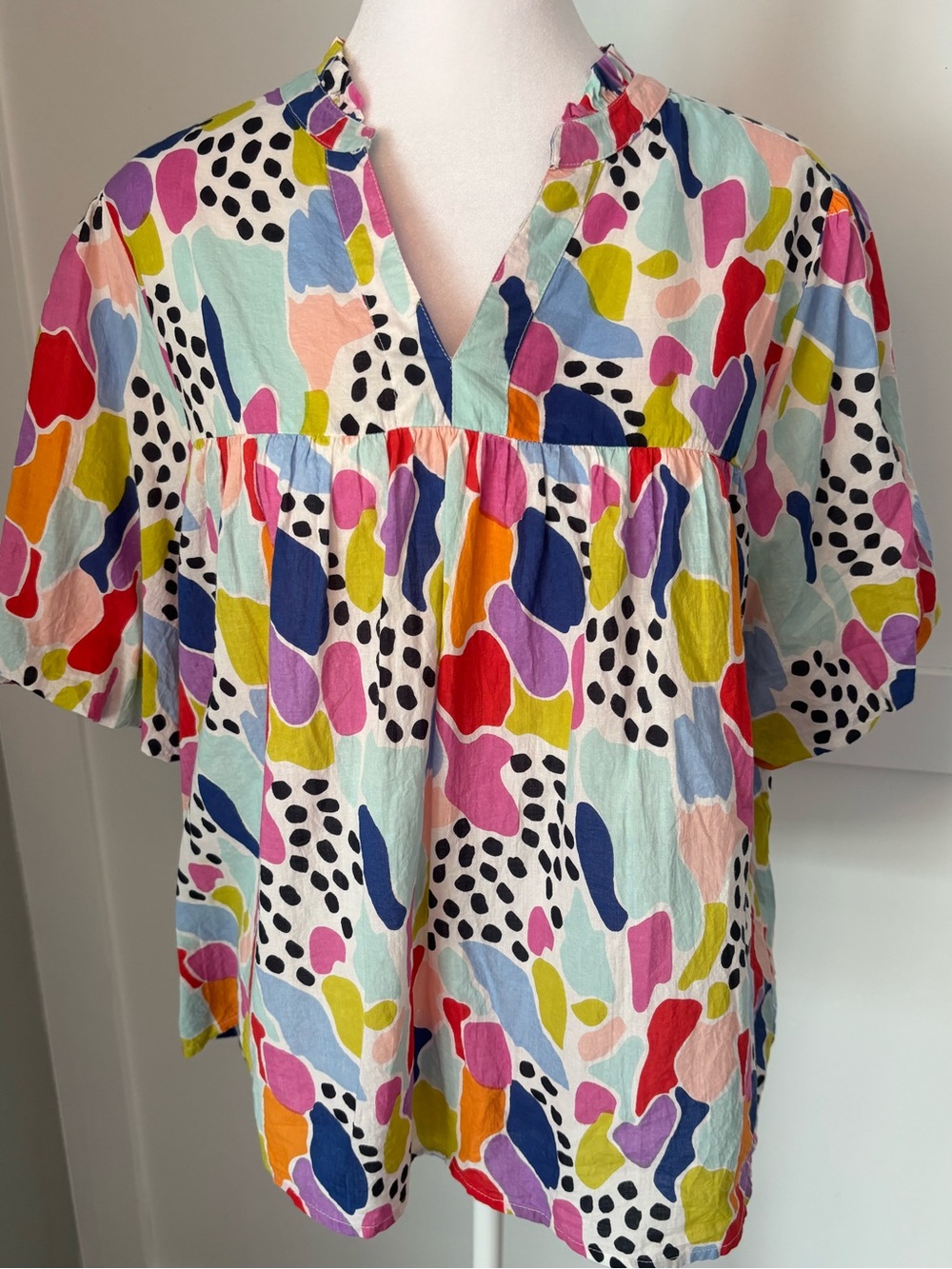 THML Multicolor Abstract Print V-Neck Blouse size medium